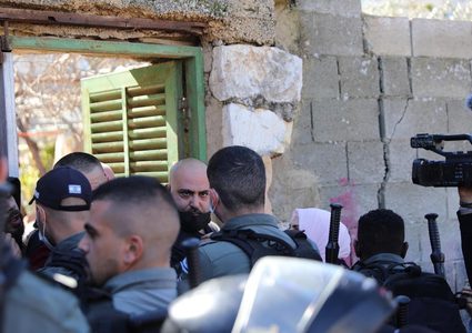 الاحتلال يزيل حواجزه من امام منزل عائلة سالم بالشيخ جراح