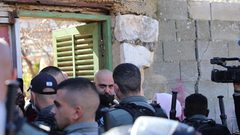 الاحتلال يزيل حواجزه من امام منزل عائلة سالم بالشيخ جراح