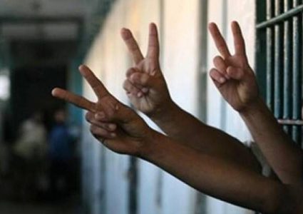 الأسير الطالب جهاد أحمد حراً بعد 16 شهراً من الاعتقال