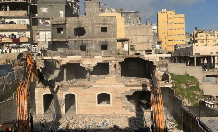 الاحتلال يهدم منزلا في مخيم شعفاط شمال القدس