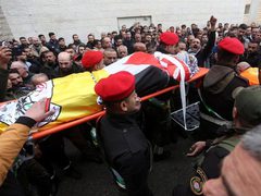 تشييع جثمان الشهيد أحمد حكمت سيف 23 عاما في جنازة عسكرية انطلقت من مستشفى النجاح.