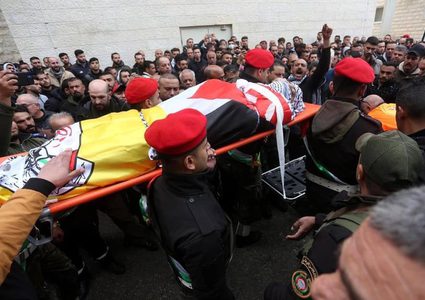 تشييع جثمان الشهيد أحمد حكمت سيف في جنازة عسكرية انطلقت من مستشفى النجاح