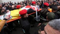 تشييع جثمان الشهيد أحمد حكمت سيف في جنازة عسكرية انطلقت من مستشفى النجاح