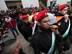 تشييع جثمان الشهيد أحمد حكمت سيف 23 عاما في جنازة عسكرية انطلقت من مستشفى النجاح.