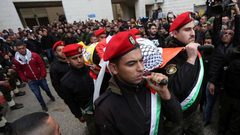 تشييع جثمان الشهيد أحمد حكمت سيف في جنازة عسكرية انطلقت من مستشفى النجاح