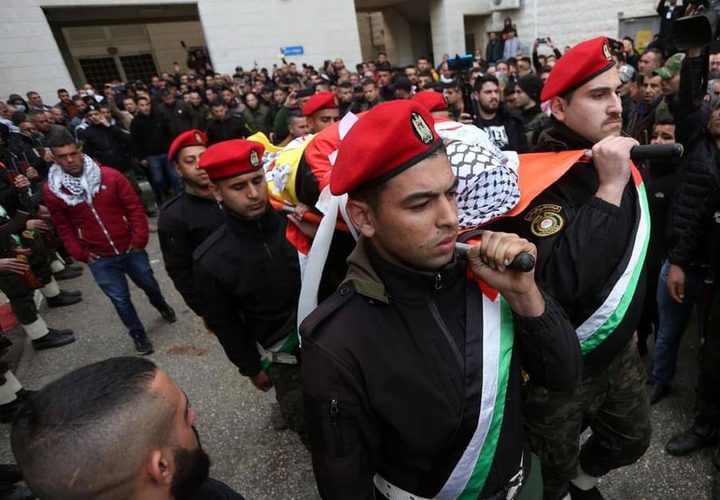 تشييع جثمان الشهيد أحمد حكمت سيف 23 عاما في جنازة عسكرية انطلقت من مستشفى النجاح.