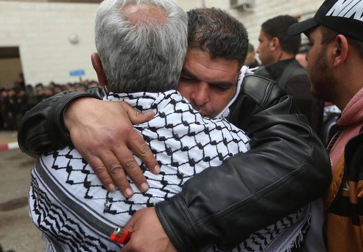 تشييع جثمان الشهيد أحمد حكمت سيف 23 عاما في جنازة عسكرية انطلقت من مستشفى النجاح.