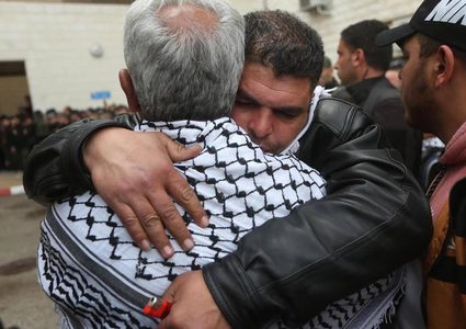 تشييع جثمان الشهيد أحمد حكمت سيف 23 عاما في جنازة عسكرية انطلقت من مستشفى النجاح.