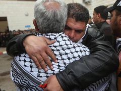 تشييع جثمان الشهيد أحمد حكمت سيف 23 عاما في جنازة عسكرية انطلقت من مستشفى النجاح.