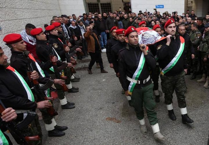 تشييع جثمان الشهيد أحمد حكمت سيف 23 عاما في جنازة عسكرية انطلقت من مستشفى النجاح.