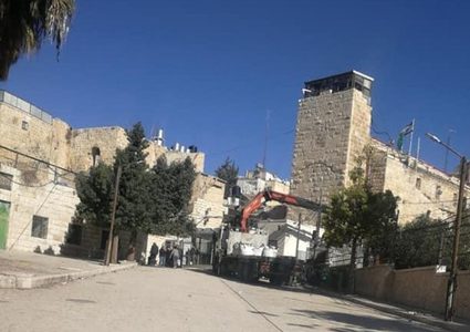 الاحتلال ينفذ أعمال حفر وبناء في محيط الحرم الإبراهيمي في الخليل