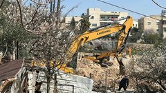 الاحتلال يهدم سورا ويستولي على حاوية بضائع في أريحا