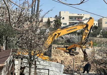 الاحتلال يهدم سورا ويستولي على حاوية بضائع في أريحا