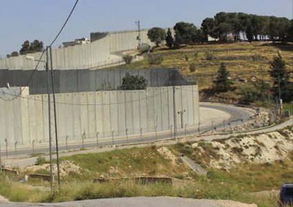 "العليا" الإسرائيلية تلغي حظر دخول المزارعين إلى أراضيهم المعزولة خلف الجدار