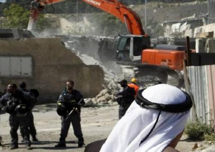 الاحتلال يهدم سورا ويستولي على حاوية بضائع بأريحا