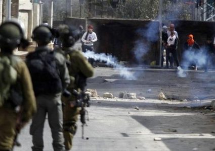 إصابة صحفي بالرصاص المعدني خلال تغطيته مواجهات مع الاحتلال وسط بالخليل