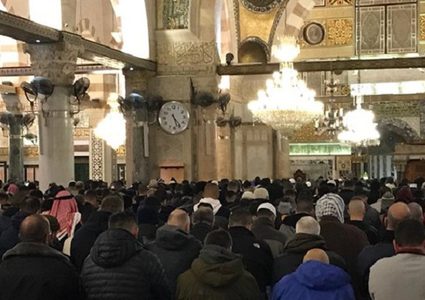 الآلاف يلبّون نداء فجر جمعة "لن نرحل" بالمسجد الأقصى