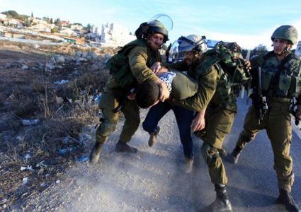 الاحتلال يعتدي بالضرب على نشطاء خلال تفتيش منازل في مسافر يطا