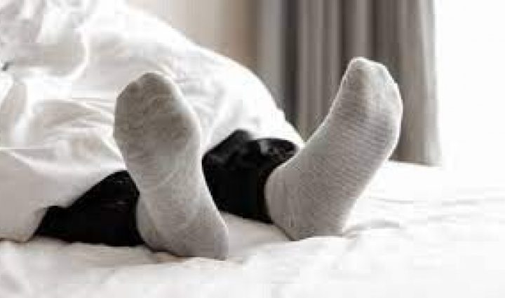 هذا ما يحدث عند النوم وانت مرتديا جواربك!