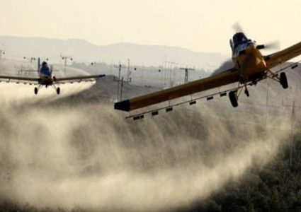 طائرة إسرائيلية ترش مبيدات سامة على المزروعات شرق دير البلح