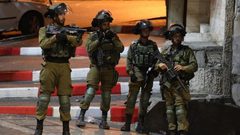 الاحتلال يداهم مكتبة ويحطم محتوياتها في الخليل