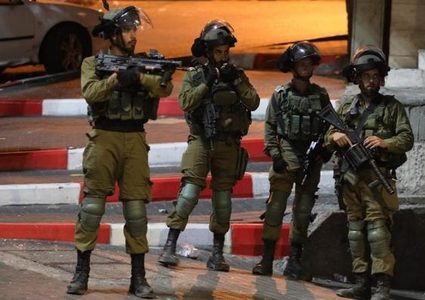 الاحتلال يداهم مكتبة ويحطم محتوياتها في الخليل