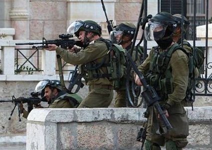 الاحتلال يغلق مدخل مخيم العروب ويصيب عشرات الطلبة بالاختناق