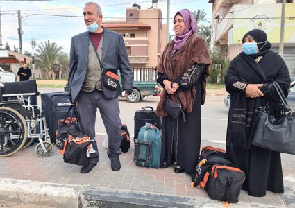 الفوج الأول من معتمري قطاع غزة يغادر للسعودية.. بعد انقطاع لعامين