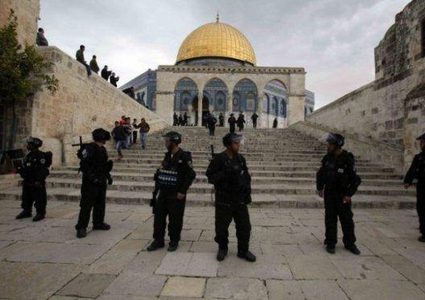 الاحتلال يسلم مقدسيا قرارا بالإبعاد عن "الأقصى "