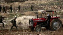 الاحتلال يستولي على جرار زراعي في الأغوار الشمالية