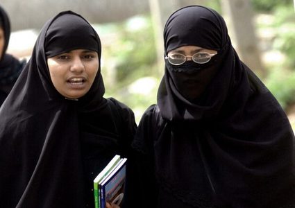 طعن بقرار يطالب بحظر الحجاب في مدارس وجامعات كارناتاكا بالهند