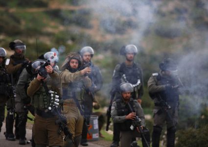 الاحتلال يعتقل 20 مواطنا بينهم أسرى محررون ويصيب العشرات بالغاز