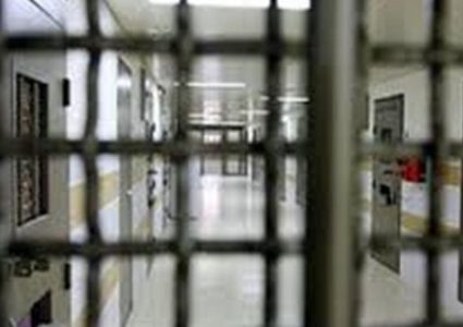 عقوبات جديدة بحق الأسرى: مصادرة معدات الطبخ وحرمان الأسرى من الخضار والفواكه