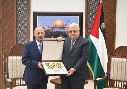 الرئيس يقلد القائد الوطني أحمد قريع وسام نجمة الشرف من الدرجة العليا