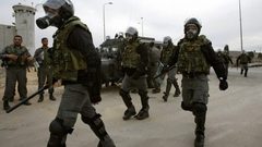 قوات القمع تقتحم قسم "13" في نفحة وتعزل أسيرين