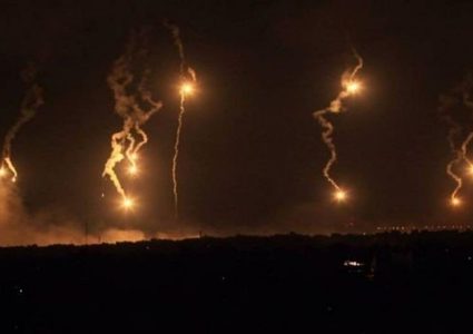 قوات الاحتلال تطلق قنابل إنارة شرق خان يونس