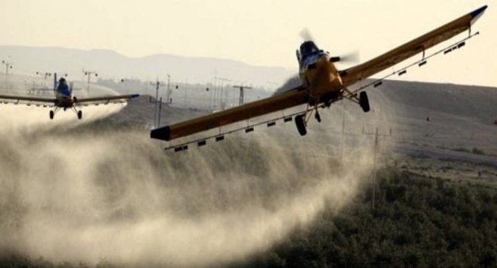 طائرات الاحتلال ترش أراضي المزارعين في غزة بمبيدات سامة