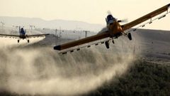 طائرات الاحتلال ترش أراضي المزارعين في غزة بمبيدات سامة