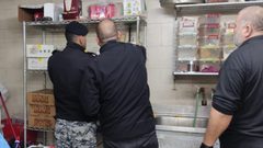 “الاقتصاد” تغلق مخبزًا في رام الله لمخالفته شروط السلامة