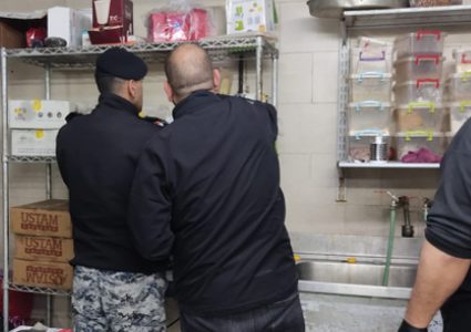 “الاقتصاد” تغلق مخبزًا في رام الله لمخالفته شروط السلامة