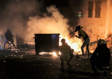 اندلاع مواجهات مع الاحتلال غرب بيت لحم واصابات بالاختناق