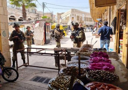 الاحتلال يغلق البلدة القديمة بالخليل ويطلق قنابل الصوت صوب المواطنين