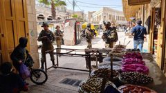 الاحتلال يغلق البلدة القديمة بالخليل ويطلق قنابل الصوت صوب المواطنين