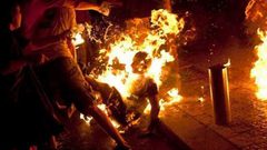 شاب من غزة يضرم النار في نفسه