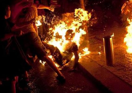 شاب من غزة يضرم النار في نفسه