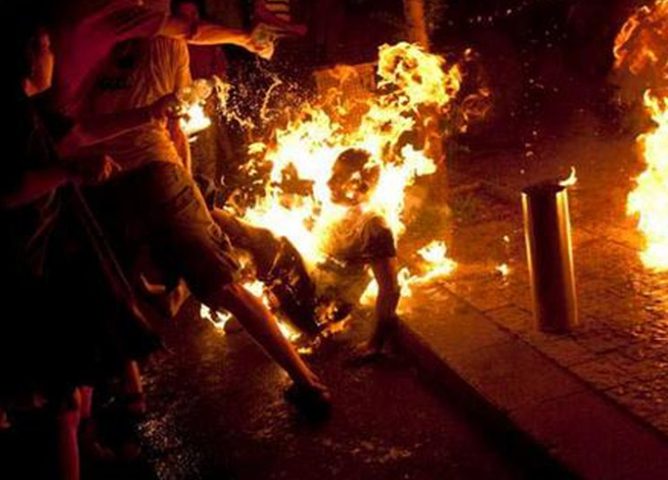 شاب من غزة يضرم النار في نفسه