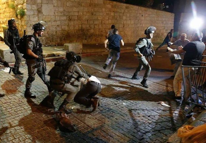 الاحتلال يعتقل مقدسيين عقب الاعتداء عليهما ويستدعي طفلا للتحقيق