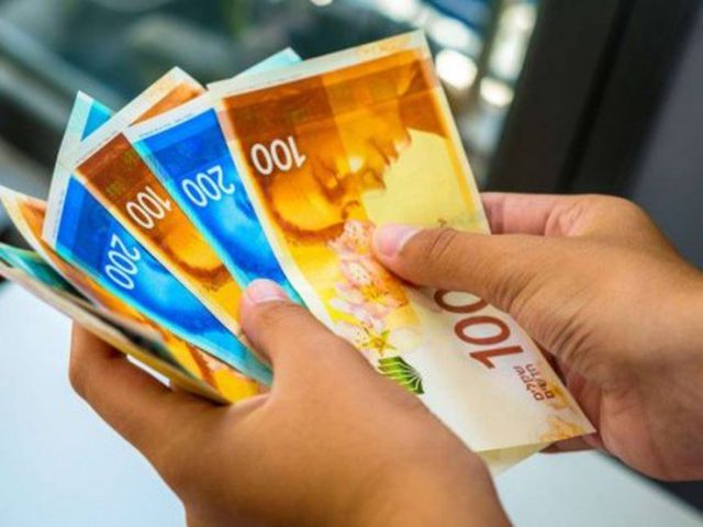 ملحم: الحكومة تدرس صرف راتب كامل مع حلول شهر رمضان