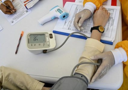 لتلافي "مخاطر على القلب والدماغ".. راقب ضغط دمك أثناء الوقوف