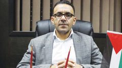 الاحتلال يمنع محافظ القدس من السفر عبر معبر الكرامة ويسلمه استدعاءً